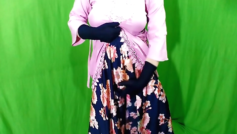 Sexy Indian female shows her sweet face in a video