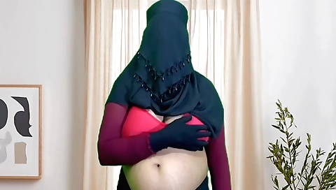 Indian beauty fucks herself on her bed in a hot solo video