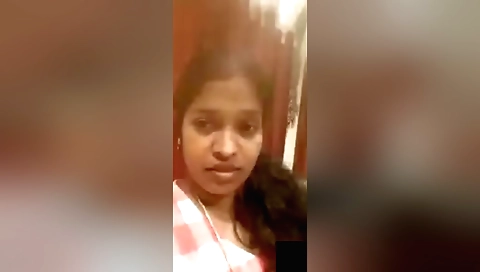 Today Exclusive- Horny Desi Bhabhishowing Her Boobs