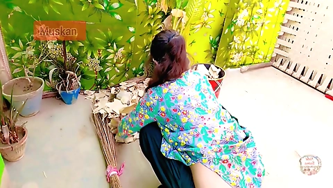 Indian solo video show off her sexy curves and curves