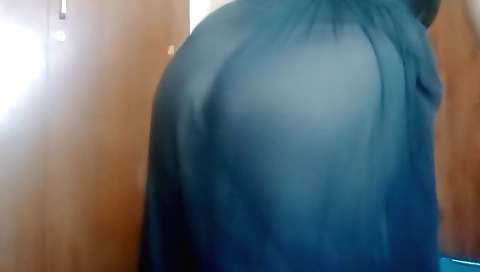 Sexy chick with a huge ass shows her ass on webcam