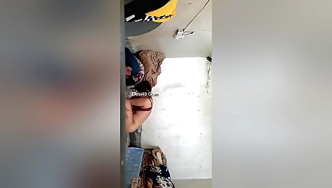 Amateur brunette milf gets her pussy fucked by her老公