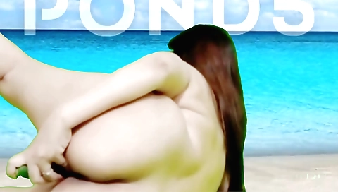 Indian slut has her big ass on the beach and masturbates