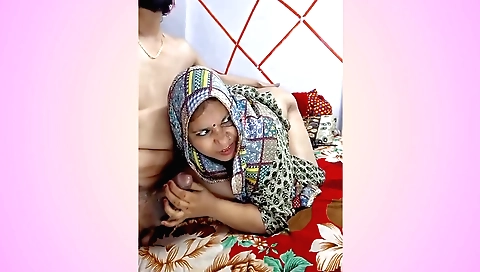 Indian milf 18+ gets penetrated in the bed in amateur video