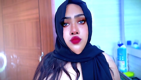 Indian hottie gets her pussy fucked hard in the shower