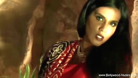 Sexy indian girl with a big ass is naked and naked