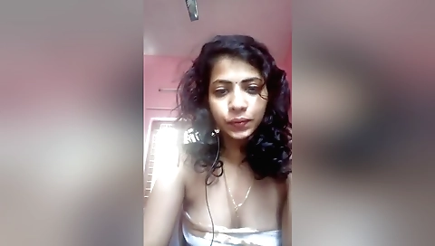 Indian mallu girl with natural body shows off in solo video
