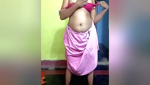 Indian brunette with natural body in solo amateur video
