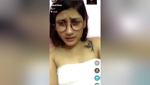 Tattooed girl with a nice ass shows off in a webcam vid