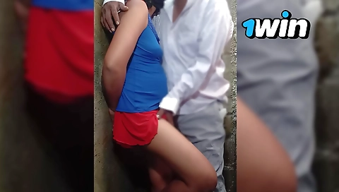 Indian milf fucks her boyfriend outdoors in sex video