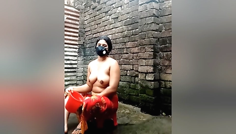 Indian hottie is showing her sexy body in a hot homemade video