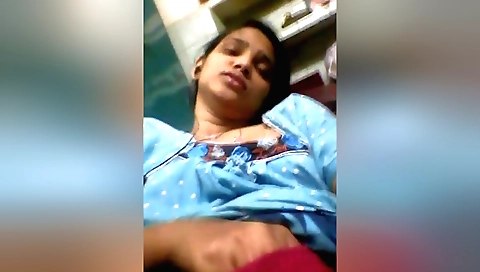 Indian woman gets herself hot in webcam solo video