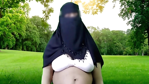 Indian housewife takes off her white shirt and fucks