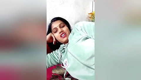 Indian girl fucked in bed with her boyfriend in a solo scene