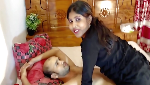Indian amateur video shows a sexy brunette taking off her clothes