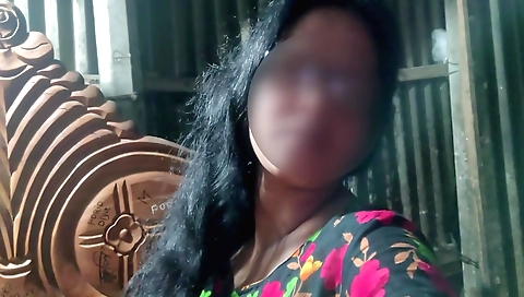 Indian pornstar makes herself naked for masturbation