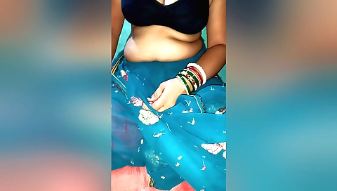 Indian solo video showing a gorgeous brunette with tits