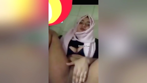 Sexy brunette chick shows her juicy tits in a solo video