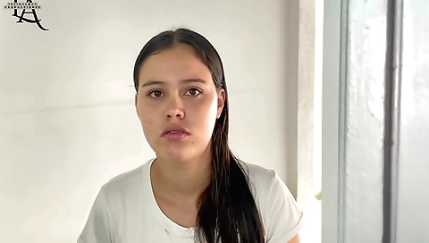 Amateur brunette shows her mouth to have fun with boyfriend