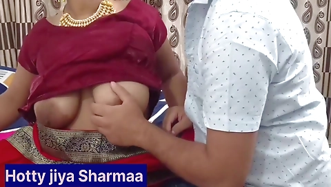 Indian bexom chick in a big bra gets her holes fucked