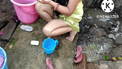 Anita ka shows off her beautiful body in hot outdoor video