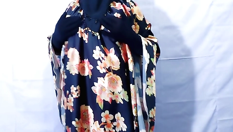 A muscular Muslim housewife with a great body fucks with neighbor