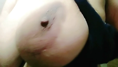 Indian babe showing her boobs and tits in a solo video