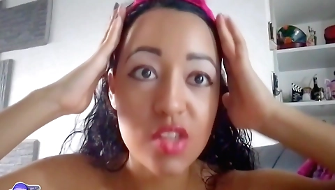 Sexy amateur brunette enjoys herself in a solo video