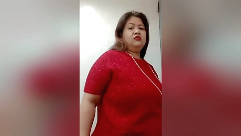 Amateur brunette milf shows off her big booty and tits