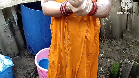 Indian hottie in the pool and bathing with her body