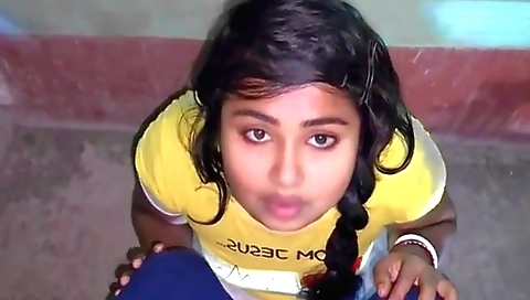 Indian brunette shows off off her body in a porn clip