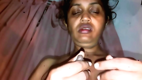 Indian chick sucks a dick in the bed in homemade porn video