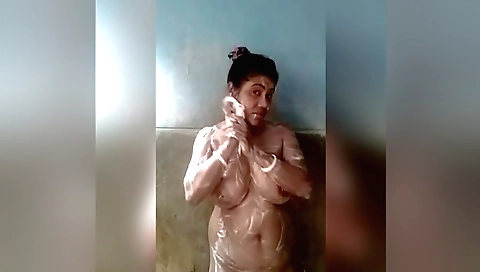 Indian chick enjoys fingering pussy in solo sex video